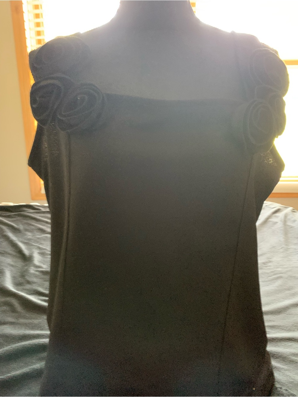 Nine West Black Sleeveless Rosette Detail Shell Top

OD1 0426